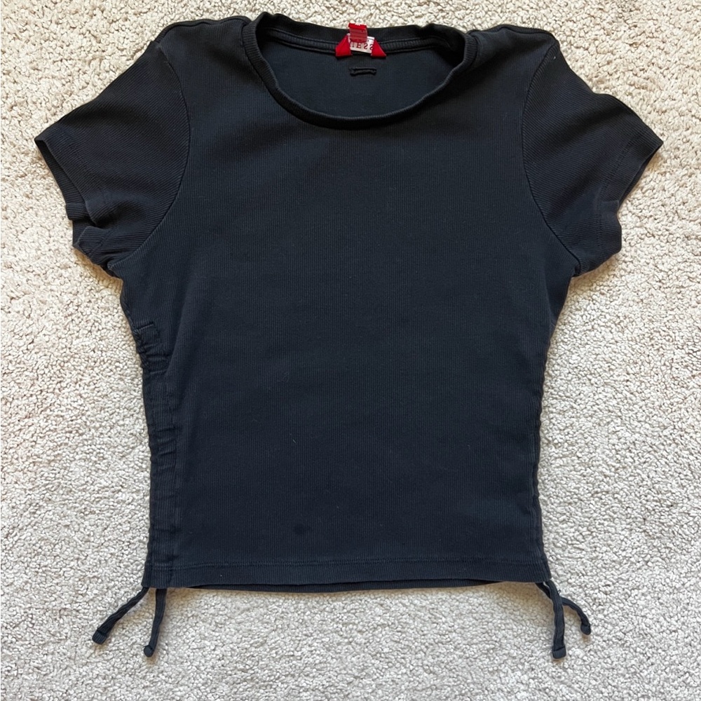 GUESS Los Angeles Ribbed Black Side-Ruched Short Sleeve Top – Women’s Medium